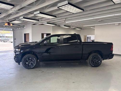 Diamond Black Crystal Pearlcoat 2026 RAM 1500 Express