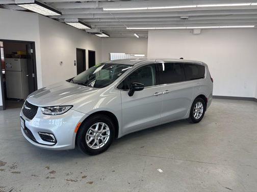 Silver Mist Clearcoat 2024 Chrysler Pacifica Touring L