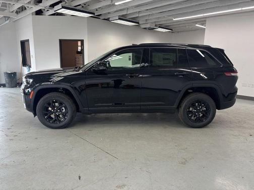 Diamond Black Crystal Pearlcoat 2026 Jeep Grand Cherokee Altitude