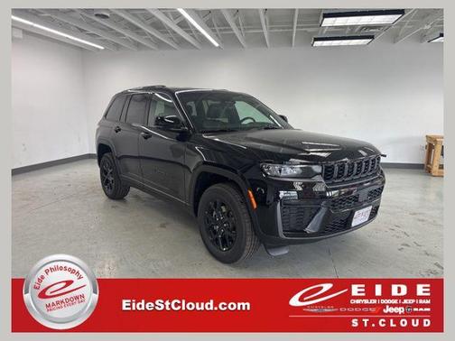 Diamond Black Crystal Pearlcoat 2026 Jeep Grand Cherokee Altitude