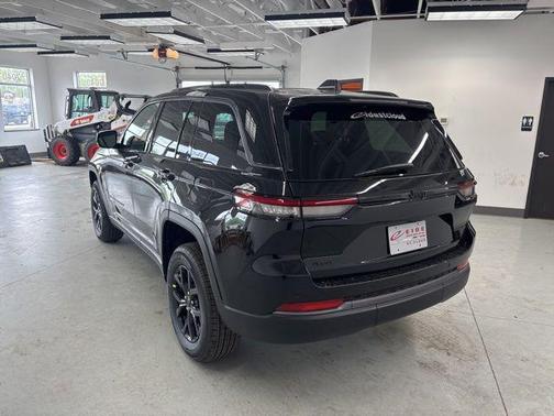 Diamond Black Crystal Pearlcoat 2026 Jeep Grand Cherokee Altitude