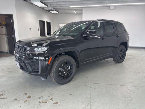 Diamond Black Crystal Pearlcoat 2026 Jeep Grand Cherokee Altitude