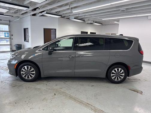 2025 Chrysler Pacifica Hybrid Select