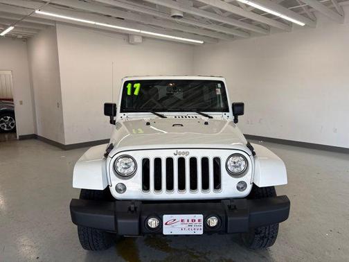 Bright White Clearcoat 2017 Jeep Wrangler Unlimited Sahara