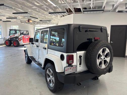 Bright White Clearcoat 2017 Jeep Wrangler Unlimited Sahara