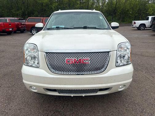 White Diamond Tricoat 2014 GMC Yukon XL Denali