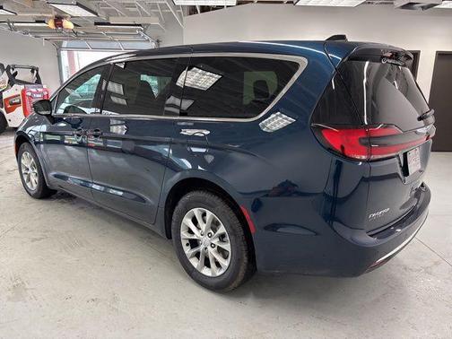 2025 Chrysler Pacifica L