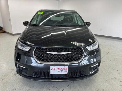 Brilliant Black Crystal Pearlcoat 2023 Chrysler Pacifica Touring L