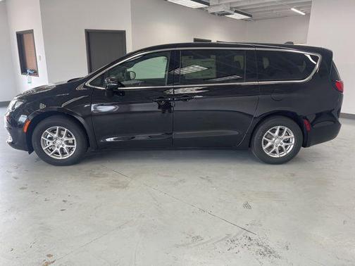 2025 Chrysler Voyager LX