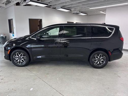 Pxj 2027 Chrysler Pacifica Limited