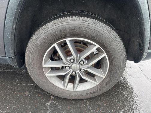 Granite Crystal Metallic Clearcoat 2017 Jeep Grand Cherokee Limited