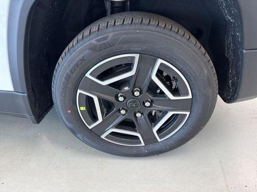 Bright White Clearcoat 2026 Jeep Cherokee Laredo 4x4