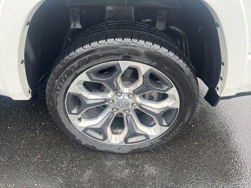 Ivory White Tri-Coat Pearlcoat 2024 RAM 1500 Limited
