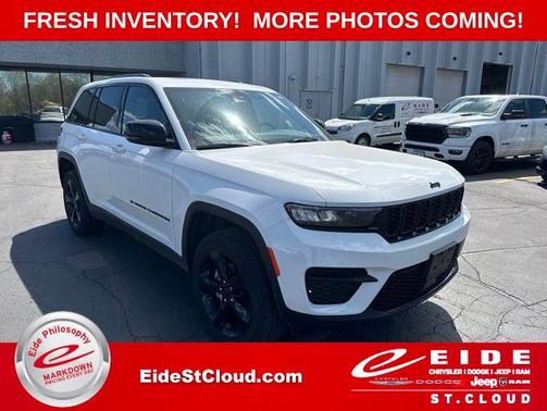 Bright White Clearcoat 2023 Jeep Grand Cherokee Altitude
