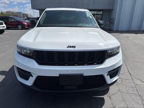 Bright White Clearcoat 2023 Jeep Grand Cherokee Altitude