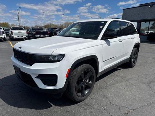 Bright White Clearcoat 2023 Jeep Grand Cherokee Altitude