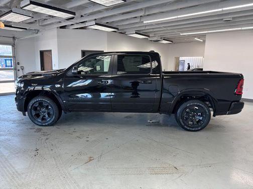 Diamond Black Crystal Pearlcoat 2026 RAM 1500 Big Horn/Lone Star