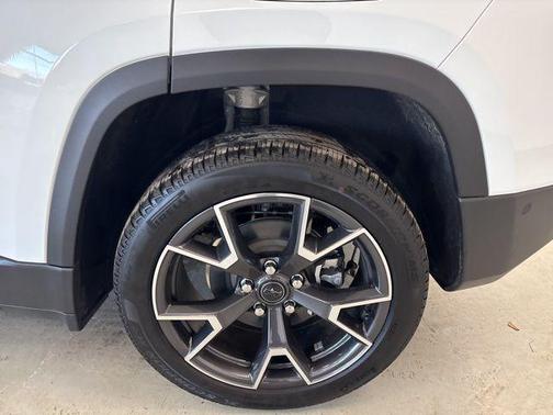 Bright White Clearcoat 2026 Jeep Cherokee Overland