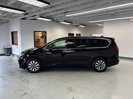 Diamond Black Crystal Pearlcoat 2024 Chrysler Pacifica Hybrid Select