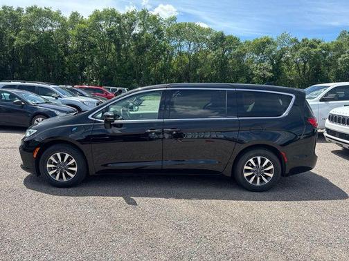 Diamond Black Crystal Pearlcoat 2024 Chrysler Pacifica Hybrid Select
