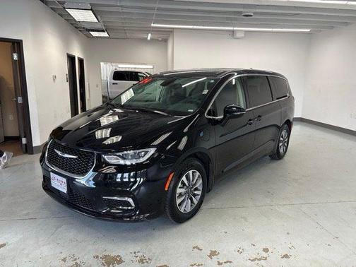 Diamond Black Crystal Pearlcoat 2024 Chrysler Pacifica Hybrid Select