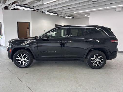 Diamond Black Crystal Pearlcoat 2023 Jeep Grand Cherokee Limited