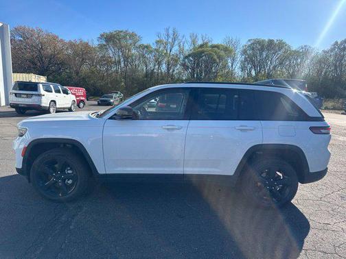 Bright White Clearcoat 2023 Jeep Grand Cherokee Limited
