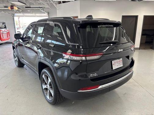 Diamond Black Crystal Pearlcoat 2023 Jeep Grand Cherokee Limited