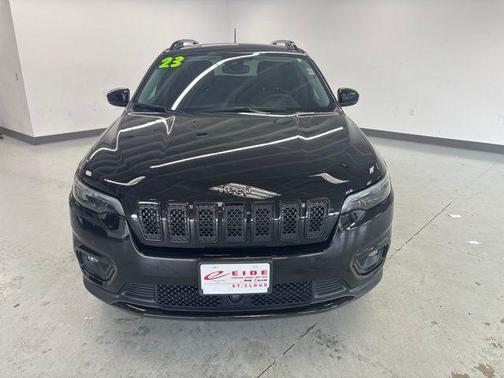 Diamond Black Crystal Pearlcoat 2023 Jeep Cherokee Altitude