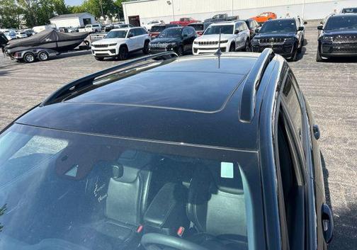 Diamond Black Crystal Pearlcoat 2023 Jeep Cherokee Altitude