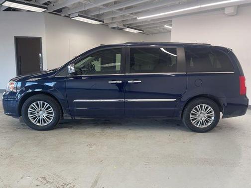 2014 Chrysler Town & Country Touring-L