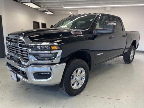 Diamond Black Crystal Pearlcoat 2026 RAM 2500 Big Horn Crew Cab 4x4 6'4' Box