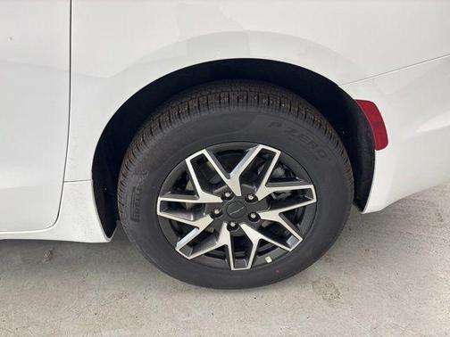 Pw7 2027 Chrysler Pacifica Limited