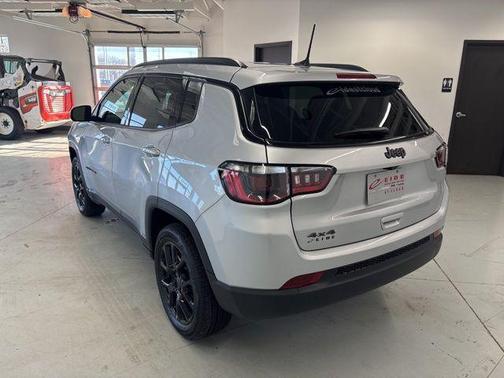 Silver Zynith Metallic Clearcoat 2026 Jeep Compass Latitude