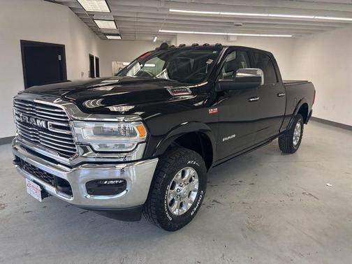 Diamond Black Crystal Pearlcoat 2022 RAM 3500 Laramie Crew Cab 4x4 6'4' Box