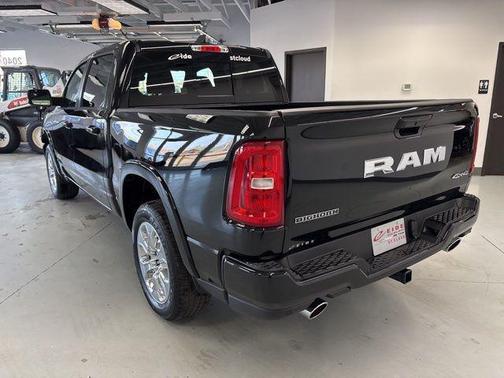 Diamond Black Crystal Pearlcoat 2026 RAM 1500 Big Horn/Lone Star