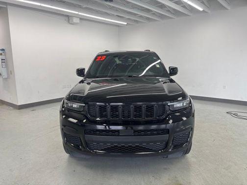 Diamond Black Crystal Pearlcoat 2023 Jeep Grand Cherokee L Altitude