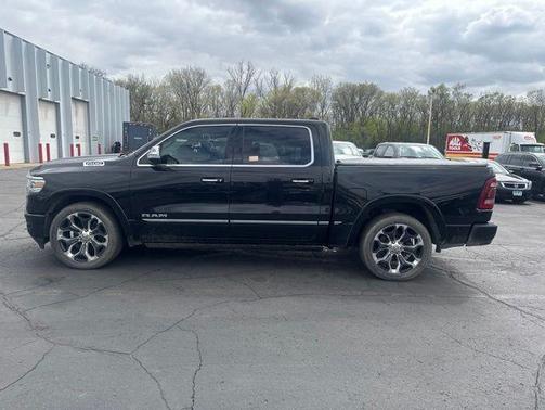 Diamond Black Crystal Pearlcoat 2019 RAM 1500 Limited