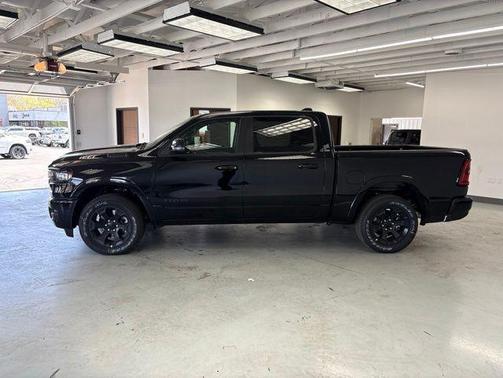 Diamond Black Crystal Pearlcoat 2026 RAM 1500 Big Horn/Lone Star