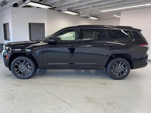 Diamond Black Crystal Pearlcoat 2026 Jeep Grand Cherokee L Limited