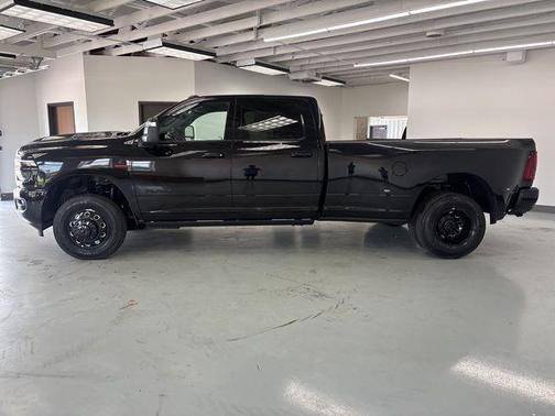 2025 RAM 3500 Laramie Crew Cab 4x4 8' Box