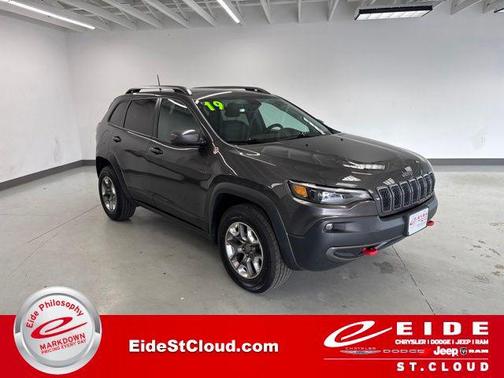 Granite Crystal Metallic Clearcoat 2019 Jeep Cherokee Trailhawk