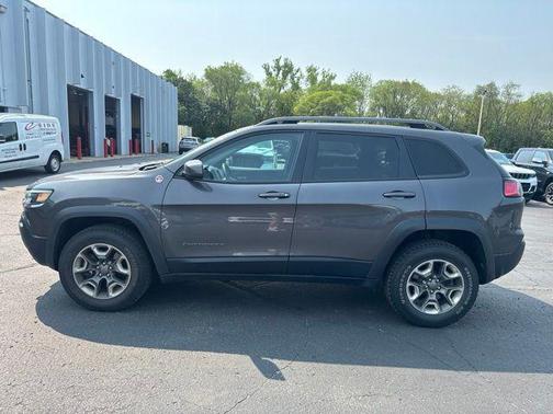 Granite Crystal Metallic Clearcoat 2019 Jeep Cherokee Trailhawk