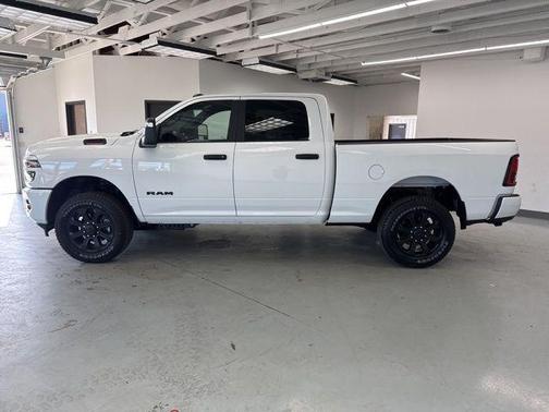 Bright White Clearcoat 2026 RAM 3500 Big Horn Crew Cab 4x4 6'4' Box
