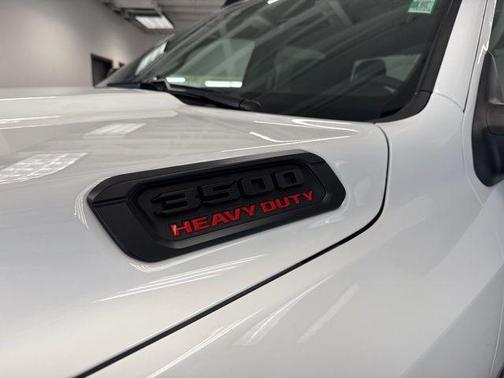 Bright White Clearcoat 2026 RAM 3500 Big Horn Crew Cab 4x4 6'4' Box