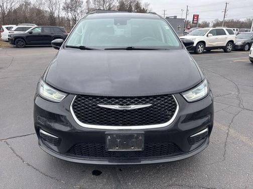 Brilliant Black Crystal Pearlcoat 2022 Chrysler Pacifica Touring L