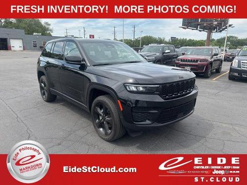 Diamond Black Crystal Pearlcoat 2024 Jeep Grand Cherokee Altitude