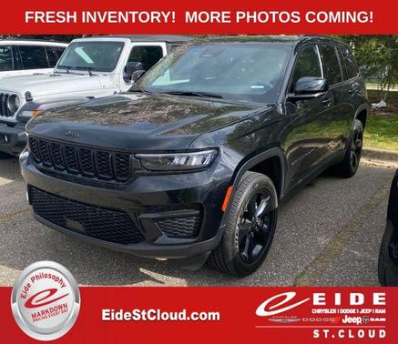 Diamond Black Crystal Pearlcoat 2024 Jeep Grand Cherokee Altitude