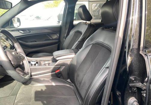 Diamond Black Crystal Pearlcoat 2024 Jeep Grand Cherokee Altitude
