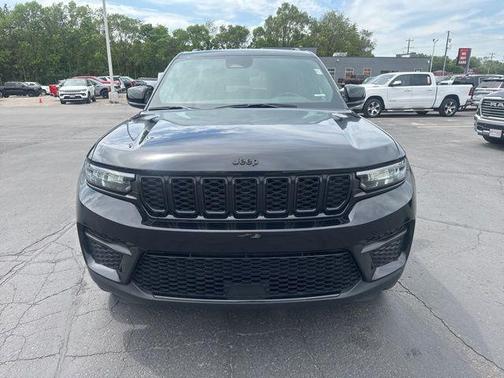 Diamond Black Crystal Pearlcoat 2024 Jeep Grand Cherokee Altitude